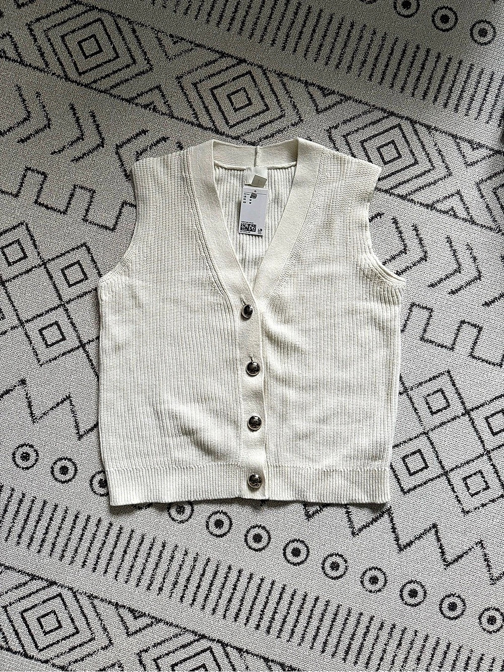 H&M women’s V-Neck Button-Front Sweater Vest in White/cream Size Medium NWT